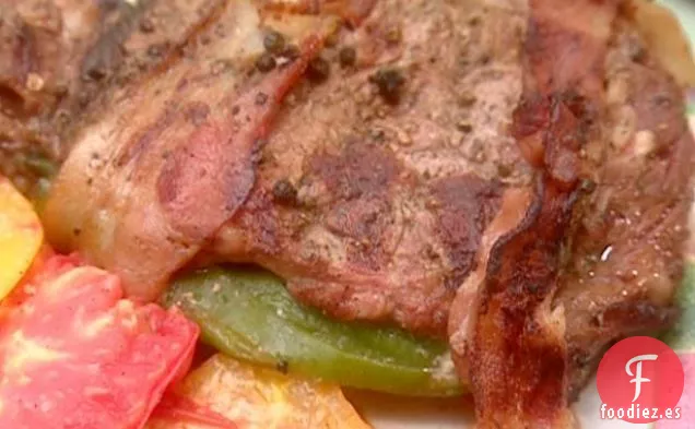 Filetes de Pimiento Rellenos de Chile Verde A la Parrilla Envueltos en Tocino