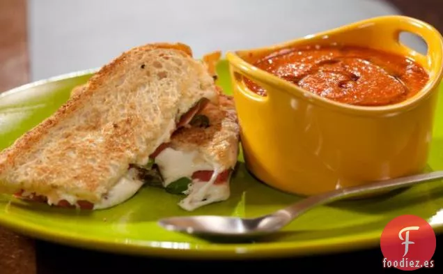 Sopa de Tomate y Pimiento Rojo Asado con Panini Caprese Ahumado