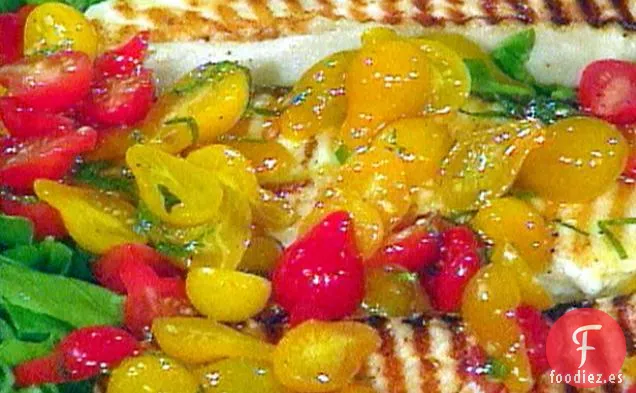 Filetes de Fletán a la Parrilla sobre una Cama de Rúcula con Ensalada de Tomate y Gremolata