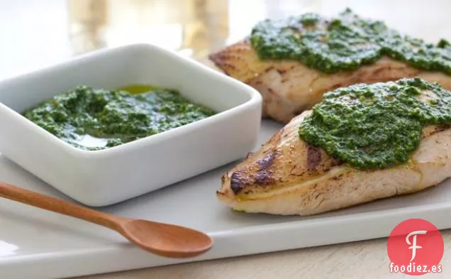 Pollo a la Parrilla con Espinacas y Pesto de Piñones