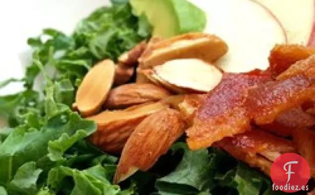 Ensalada de Col Rizada, Manzana, Aguacate y Tocino
