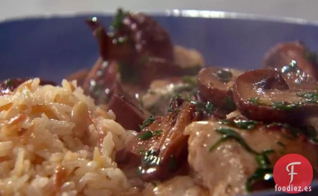 Pechuga de Pollo Rellena de Ricota, Espinacas y Jamón Marsala con Pilaf de Piñones