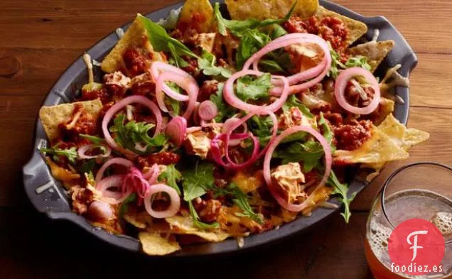 Nachos De Ragú De Salchicha Picante Con Cebollas En Escabeche