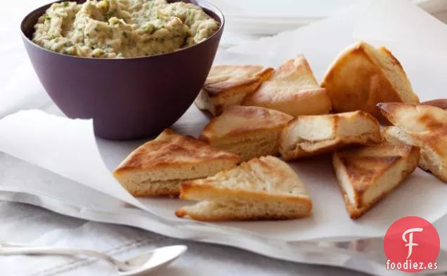 Salsa de Frijoles Blancos con Chips de Pita