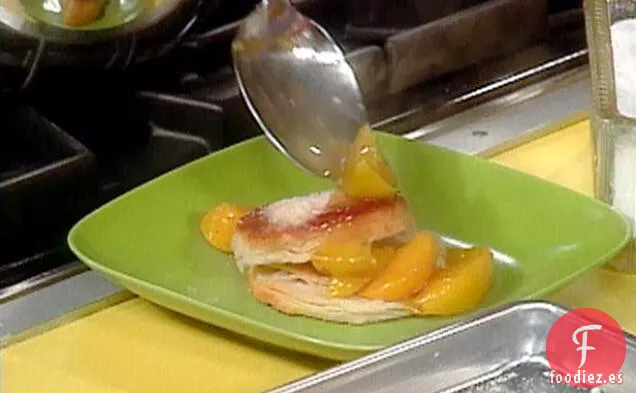 Duraznos de Canela con Galletas de Azúcar y Crema Batida