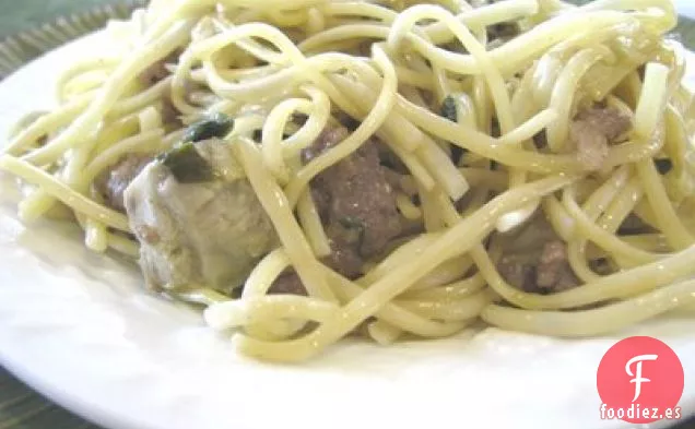 Fettucini Fini De Alcachofa De Espinacas Con Salchicha
