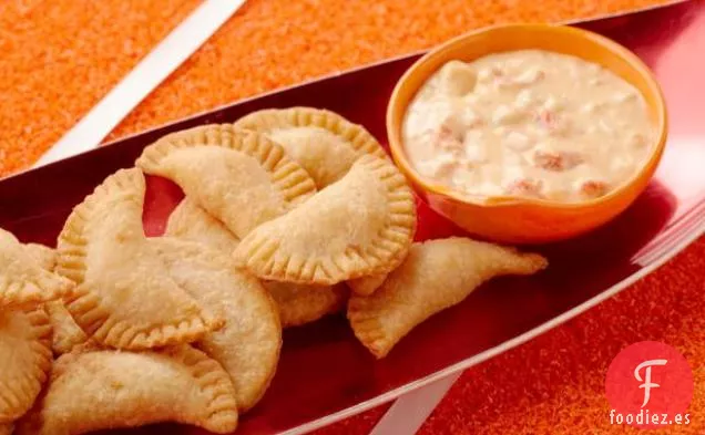 Empanadas de Pollo Frito con Queso y Salsa de Chile Con Queso