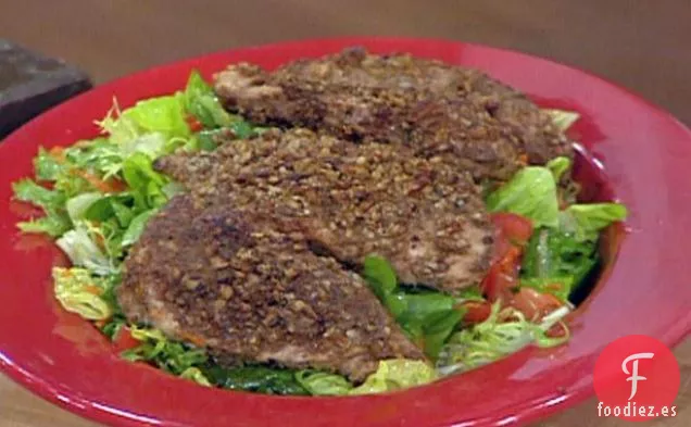 Pollo con Costra de Pacana sobre Verduras de Campo con Vinagreta Cítrica de Caramelo