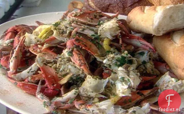 Cangrejos Hervidos Bañados en Mantequilla de Ajo