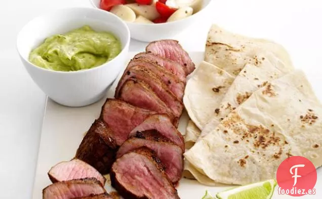 Bistec con Salsa de Aguacate y Ensalada de Tomate