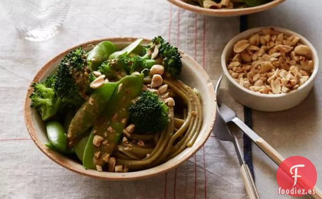 Fideos Aromáticos Con Salsa De Cacahuete Y Lima