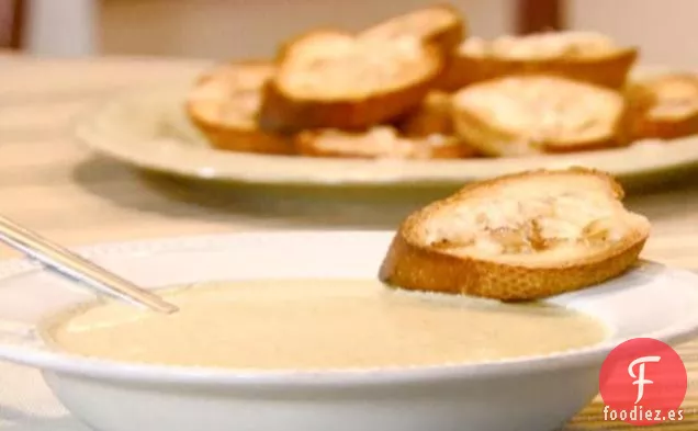 Crema de Sopa de Brócoli con Crostini de Ajo Asado