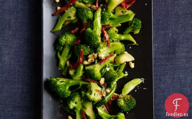 Brócoli con Tomates Secados al Sol y Piñones