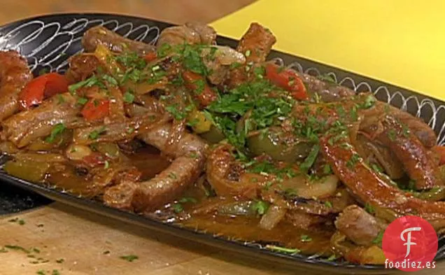 Salchichas Asadas, Pimientos y Cebollas y Pan con Queso con Pimienta Negra