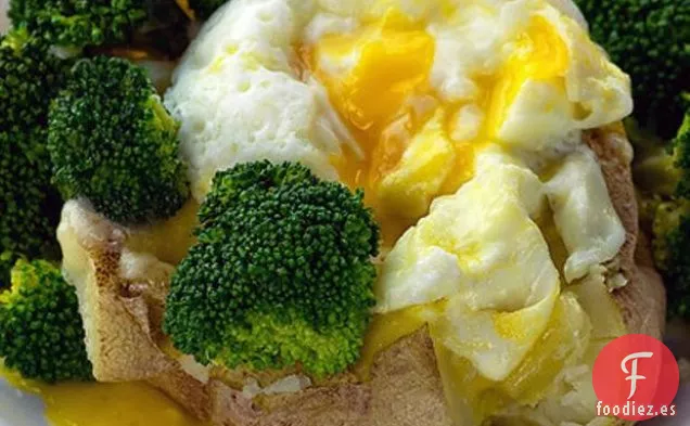 Patata Al Horno Con Brócoli, Queso Cheddar Y Huevo