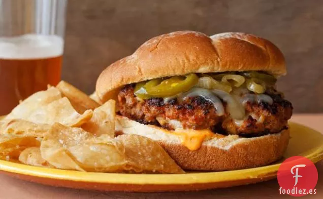 Hamburguesas Latinas con Cebolla Caramelizada y Condimento de Jalapeño y Mayonesa de Pimiento Rojo