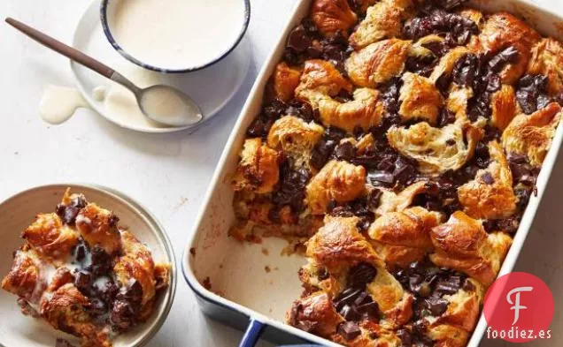 Budín de Pan Croissant de Chocolate con Salsa de Helado de Bourbon
