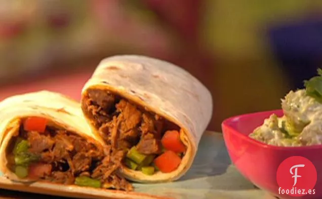 Tacos Suaves de Carne de Res con Crema de Aguacate y Ajo y Salsa de Espárragos Asados