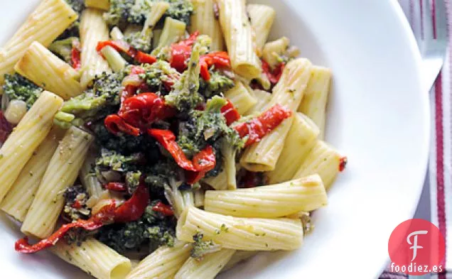 Pimientos Rojos Y Pasta De Maccheroni De Brócoli