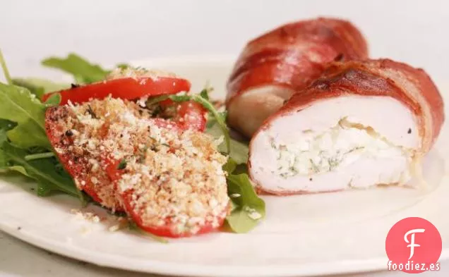 Saltimbocca de Pollo Relleno con Rúcula y Ensalada de Tomate