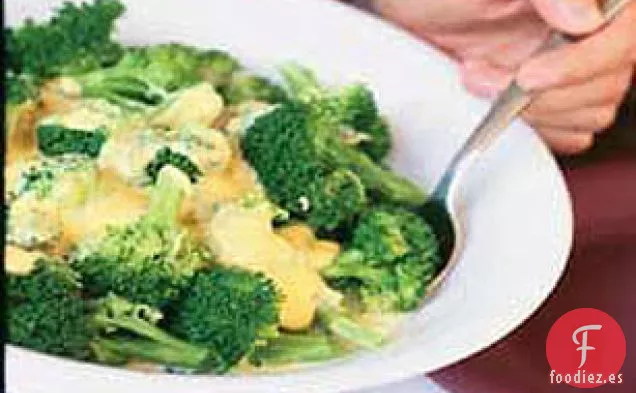 Brócoli con Salsa de VELVEETA con Queso