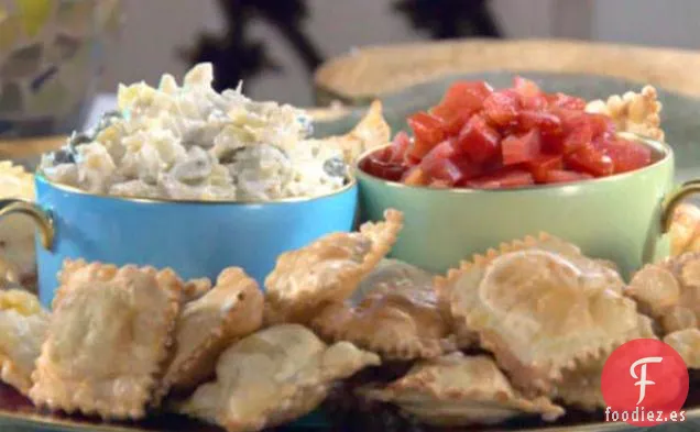 Ravioles de Queso Frito con Salsa de Tomate y Pimiento y Salsa de Alcaparras de Alcachofa