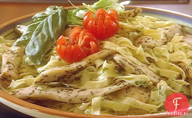 Ensalada de Pollo Fettuccine