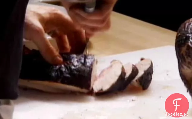 Pavo Asado Untado con Jalapeño Asado, Salvia Fresca y Mantequilla de Naranja