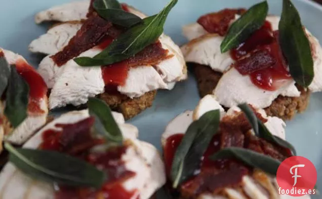 Empanada de Relleno de Pavo con Cara Abierta con Salsa de Salsa de Arándanos