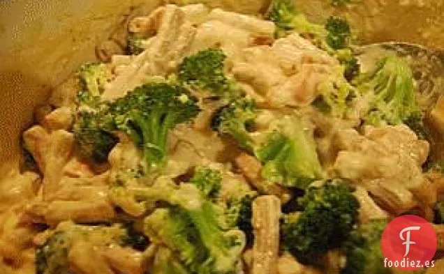 Macarrones Y Queso Cheddar Con Pollo Y Brócoli