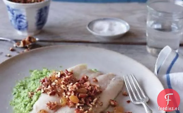 Barramundi Con Salsa De Nueces y pasas Sobre Brócoli