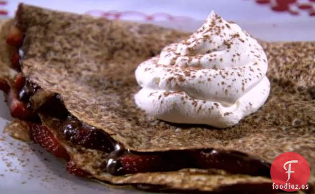 Crepes de Fresa y Chocolate con Salsa de Caramelo