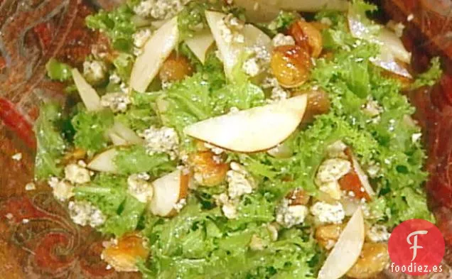 Ensalada de Pera, Stilton y Achicoria con Castañas Crujientes
