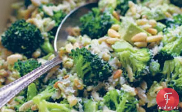 Ensalada de Orzo de trigo integral Con Pesto De Brócoli y Piñones