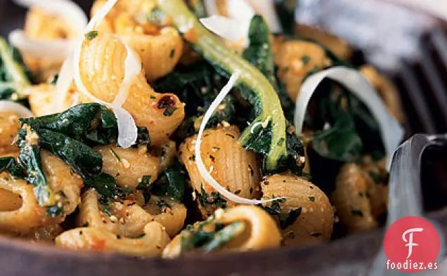 Cáscaras de Pasta de Trigo Integral con Pesto de Tomate Picante y Verduras de invierno