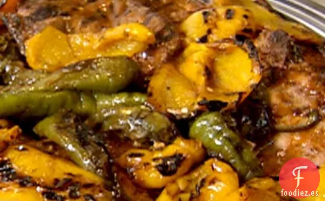 Chuletas de Cerdo a la Parrilla con Platos Calientes Largos y Pimientos Amarillos