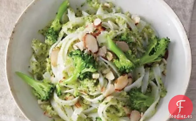 Fideos De Arroz Con Pesto De Brócoli y almendras
