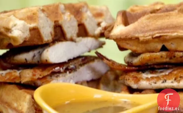 Pollo y Gofres Monte Cristos con Salsa de Arce y Romero