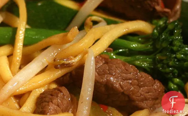 Salteado De Brócoli Con Tallo Tierno Y Carne De Chile