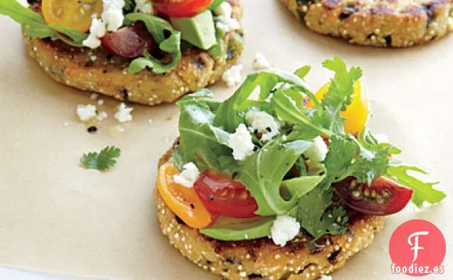 Sopes Poblanos con Ensalada de Aguacate