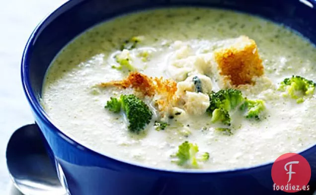 Sopa de Brócoli con Queso Azul