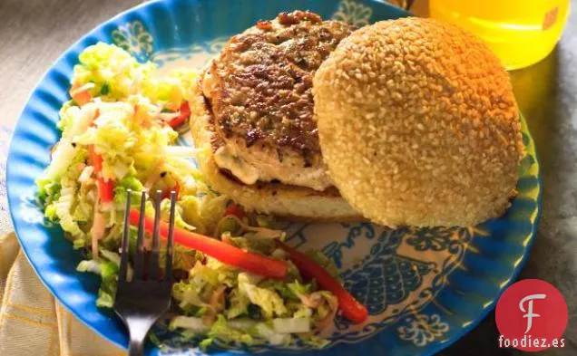 Hamburguesa Asiática de Pollo con Mayonesa Picante de Hierba de Limón y Ensalada Asiática en Escabeche