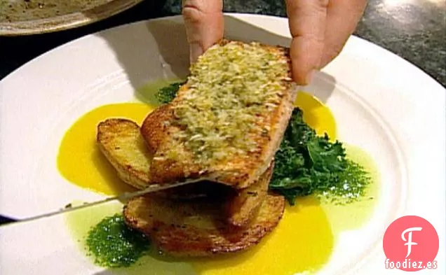 Salmón Chinook con costra de Rábano Picante con Verduras Estofadas y Patatas Nuevas Asadas