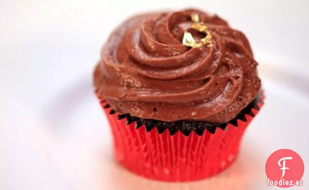 Ovación de Pie: Cupcakes de Oporto de Chocolate Dulce, Jarabe de Reducción de Vino de Oporto, Relleno de Crema Fresca de Frambuesa, Mousse de Chocolate Francés
