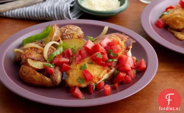 Pechugas de Pollo con Costra de Parmesano con Tomate y Albahaca y Papas con Pimientos y Cebollas