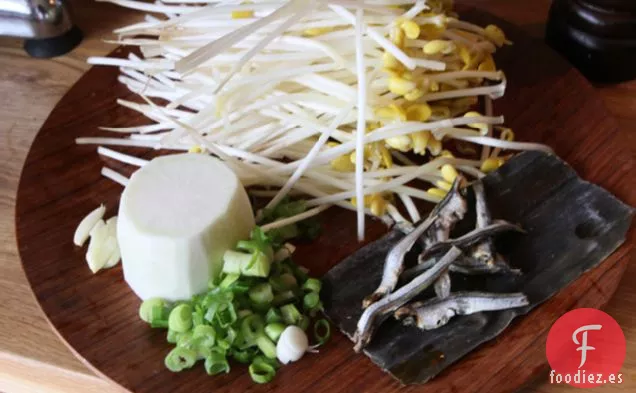 Sopa de Brotes de Frijoles (kongnamul Guk)