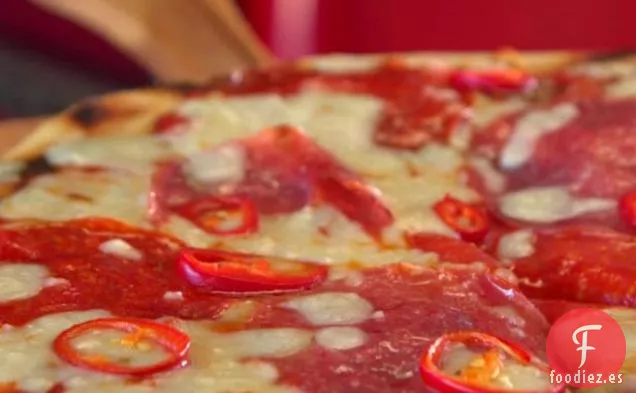 Pizza de Carne con Salsa Roja