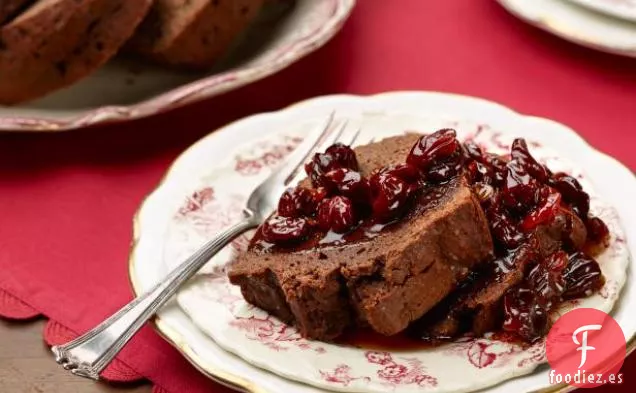 Pastel de Chocolate con Salsa de Cerezas Confitadas