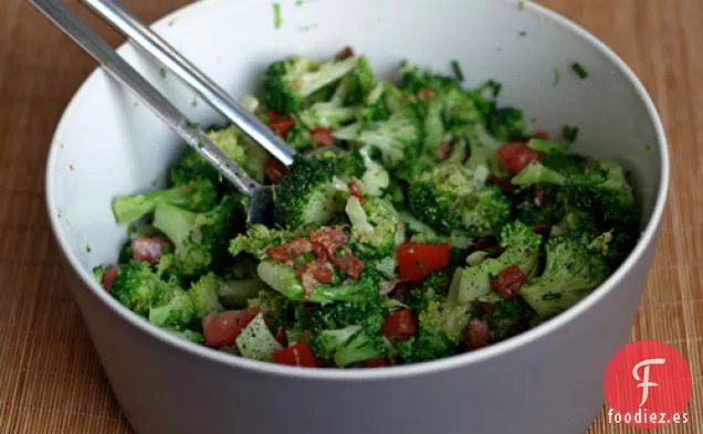 Cena de esta noche: Ensalada de Brócoli con Tocino, Cebollino y Tomate