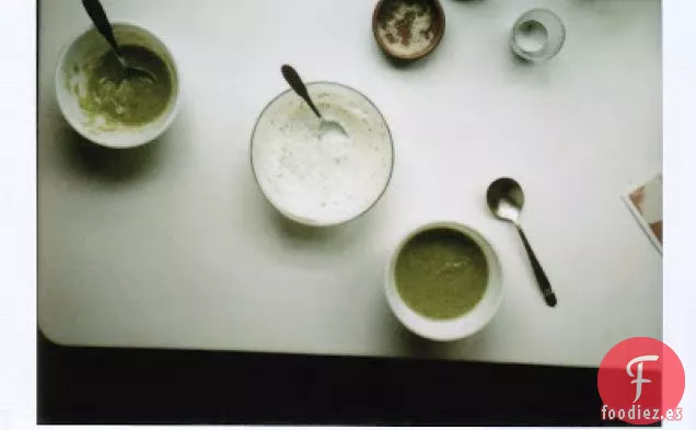 Sopa De Brócoli Con Crema De cebollino Y Limón